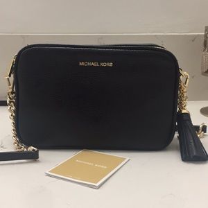 Authentic MK cross body bag🌸submit an offer🌸